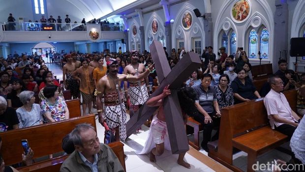 Visualisasi Jalan Salib dalam Ibadah Jumat Agung