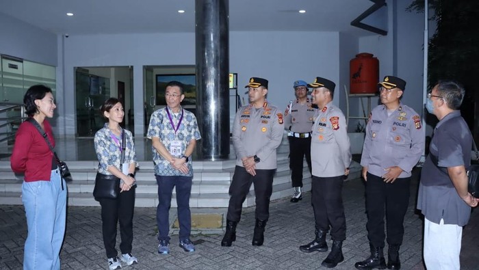 Wakapolres Metro Jakarta Barat Kombes Teuku Arsya Khadafi melakukan pengecekan langsung ke sejumlah gereja di wilayah Jakarta Barat. (dok. ist)