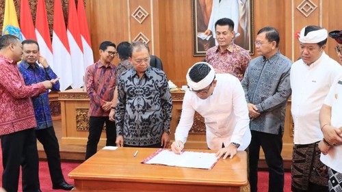 Wakil Wali Kota Denpasar, I Kadek Agus Arya Wibawa, meneken naskah kesepakatan bersama para bupati se-Bali yang dipimpin oleh Gubernur Bali, Wayan Koster, di Gedung Kertha Sabha, Rumah Jabatan Gubernur Bali, Jumat (18/4/2025). (Dok. Pemkot Denpasar)