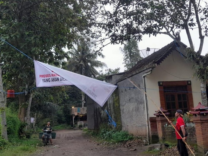Warga mencopot spanduk penolakan rencana kremasi pemilik Pondok Indah Mall, Murdaya Widyawimarta Poo di Dusun Ngaran II, Desa Borobudur, Magelang, Kamis (17/4/2025).
