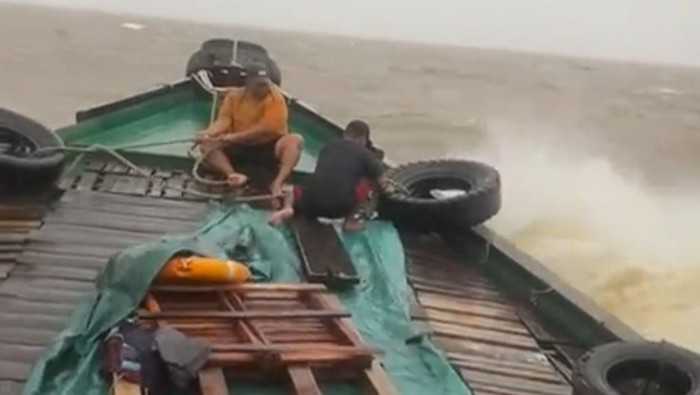 Warga yang membantu pencarian penumpang speedboat tenggelam di Padang Tikar