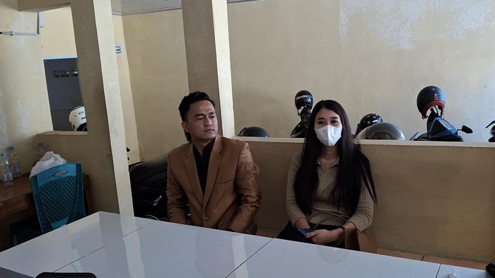 Wina Septianty (25) dan kuasa hukumnya.