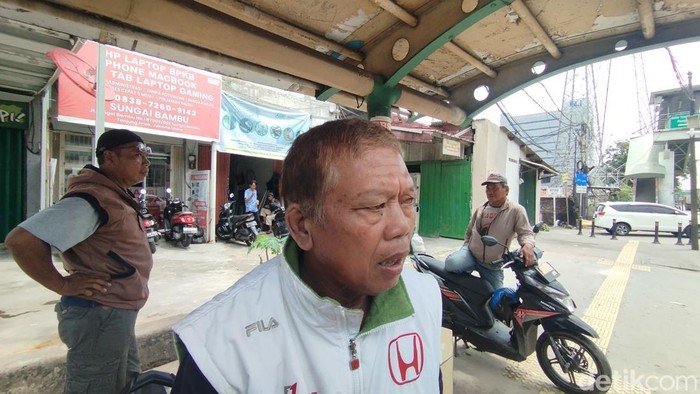 Yono (58), ojek pangkalan, di sekitar Pelabuhan Tanjung Priok. (Fawdi/detikcom)