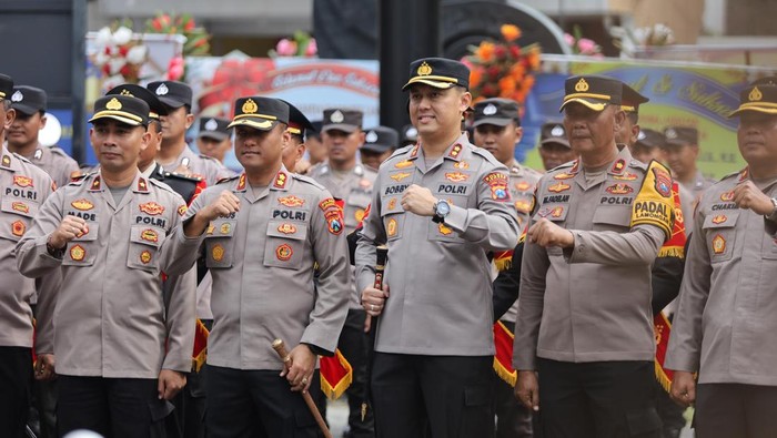 AKBP Bobby A Condroputra ke AKBP Agus Dwi Suryanto saat apel farewell di Mapolres Lamongan