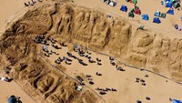 Festival ini, yang telah berlangsung untuk ke-19 kalinya, merupakan tradisi tahunan yang menarik banyak orang untuk mengagumi kreasi pasir. 