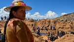 Aksi Seniman Memahat Adegan Alkitab di Bukit Pasir Bolivia