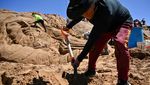 Aksi Seniman Memahat Adegan Alkitab di Bukit Pasir Bolivia