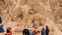 Di bagian barat negara itu, bukit pasir berubah menjadi kanvas besar bagi hampir 200 seniman Argentina, Peru, dan Bolivia yang menciptakan kembali bagian Alkitab dan perhentian Jalan Salib. 