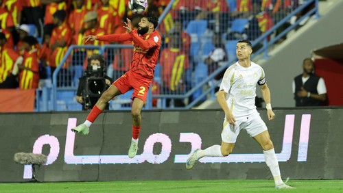 AL KHOBAR, SAUDI ARABIA - APRIL 18: Mohammed Waheeb Saeed Abu Al Shamat of Al-Qadisiah heads the ball whilst under pressure from Cristiano Ronaldo of Al Nassr during the Saudi Pro League match between Al Qadsiah and Al Nassr at Prince Mohamed bin Fahd Stadium on April 18, 2025 in Al Khobar, Saudi Arabia. (Photo by Abdullah Ahmed/Getty Images)