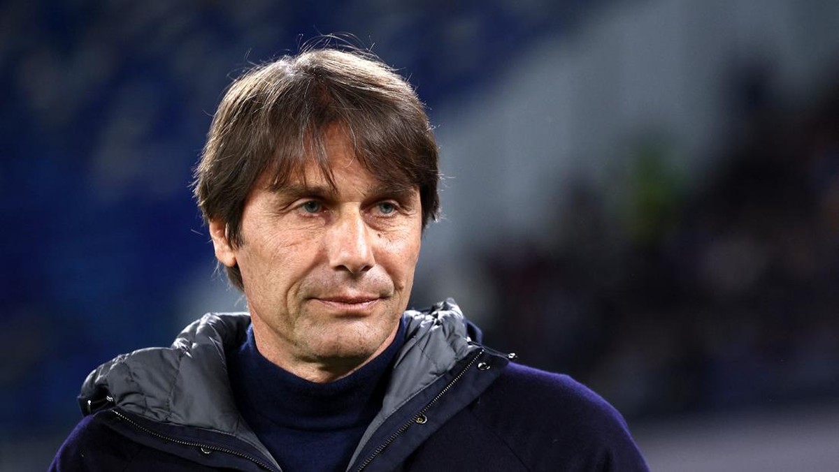 Pelatih Napoli Antonio Conte beri selamat atas kelolosan Inter Milan ke semifinal Liga Champions (REUTERS/Guglielmo Mangiapane)