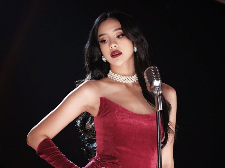 Siap Goyang? Nih, Potret Anya Geraldine Jadi Biduan!