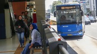Sejumlah penumpang memadati Halte Transjakarta Bundaran HI, Sabtu (19/4/2025).