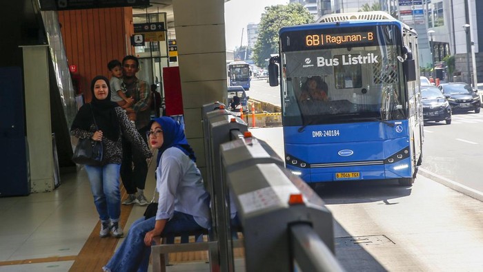 Sejumlah penumpang memadati Halte Transjakarta Bundaran HI, Sabtu (19/4/2025).  Pemprov DKI Jakarta akan menggratiskan transportasi umum pada tanggal 21 dan 24 April mendatang. Hal itu bertepatan dengan Hari Kartini dan Hari Transportasi Nasional.