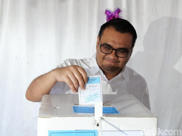 Aulia Rahman Basri saat mencoblos di TPS 001 Kelurahan Kota Bangun Ilir, Kecamatan Kota Bangun.
