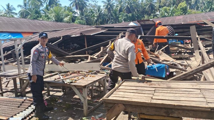Bangunan pasar ambruk di Padang Pariaman