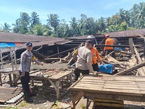Video: Bangunan Pasar Rakyat di Padang Pariaman Ambruk saat Ramai Pengunjung
