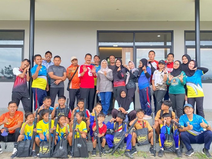 Belasan Siswa Atlit Berprestasi-Guru Pembina SD Banyuwangi Dapat Apresiasi