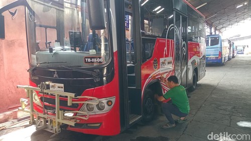 Salah bus TMD K3 (koridor 3) disiapkan untuk mulai berangkat dari Terminal Ubung hingga ke Sanur, Sabtu (19/4/2025). (Aryo Mahendro/detikBali).