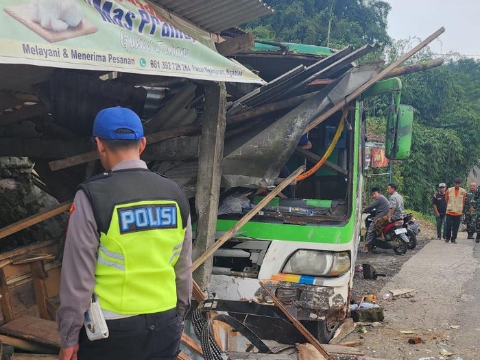 Bus yang mengalami kecelakaan di Selomirah, Ngablak, Magelang, Sabtu (19/4/2025).