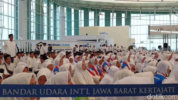 Calon jemaah haji ikut manasik di Bandara Kertajati.