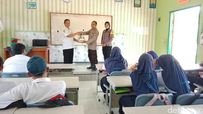 Cegah Bullying, Pak Bhabin Sapa Siswa Sekolah di Bojonegoro