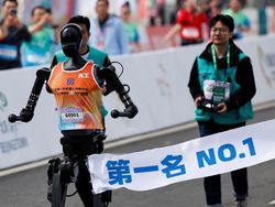 China Gelar Half-Marathon Robot Humanoid Pertama di Dunia, Begini Potretnya