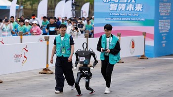 Untuk pertama kalinya, robot dan manusia berbagi rute yang sama di lintasan terpisah dalam acara maraton.