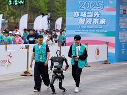 China Gelar Half-Marathon Robot Humanoid Pertama di Dunia, Begini Potretnya