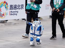 China Gelar Half-Marathon Robot Humanoid Pertama di Dunia, Begini Potretnya
