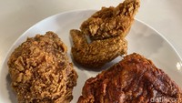 Ketiga gerai ini punya beberapa variasi ayam goreng. Ada variasi original maupun Saudi hot, Mama Noora, dan tandoori yang bumbunya lebih pedas. Foto: Detikcom / Atiqa Rana