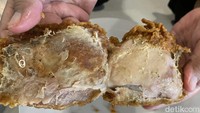 Ada dua varian yang kami coba, yaitu original seharga Rp 29.500. Tampilan dan rasanya seperti ayam goreng pada umumnya. Punya rasa gurih ringan. Foto: Detikcom / Atiqa Rana