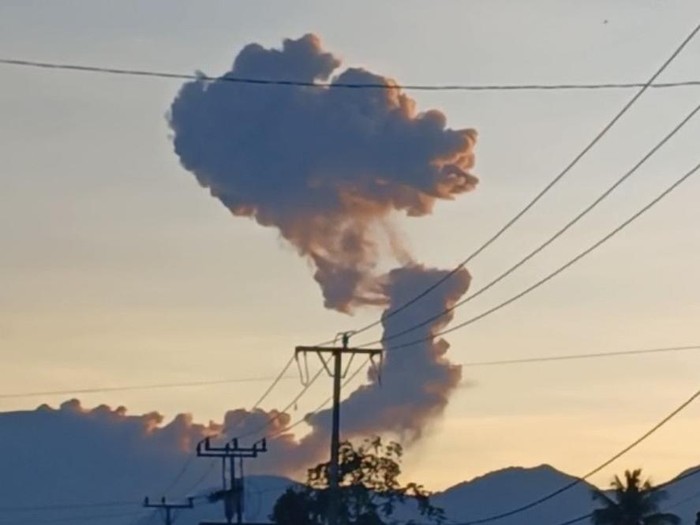 Erupsi Gunung Marapi pagi ini, Sabtu (19/4/2025)