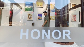 Galeri di sudut toko menambah kesan perpaduan unik di flagship store Honor ini. Foto: Agus Tri Haryanto/detikINET
