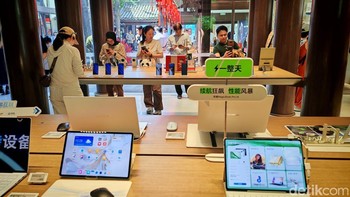 Pengunjung bisa menjajal produk Honor incaran sebelum memutuskan untuk membelanjakannya. Foto: Agus Tri Haryanto/detikINET