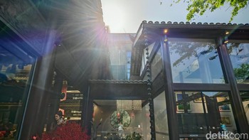 Mentari pagi yang muncul di sela-sela bangunan, meninggalkan kesan aestetik. Foto: Agus Tri Haryanto/detikINET