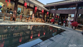 Sesaat memasuki flagship store ini, kalian akan disuguhkan bangunan bersejarah tapi juga sekaligus modern di dalamnya. Foto: Agus Tri Haryanto/detikINET