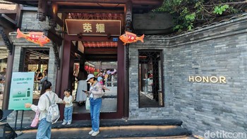 Gambaran di depan toko dengan nuasa klasik budaya China. Foto: Agus Tri Haryanto/detikINET