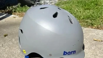 Helm ini seakan-akan melayang padahal berada di lantai. Foto: Reddit