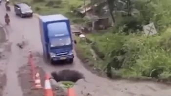 Siapa yang mengira ada lubang di depan truk? Pasti tidak menyangka kalau itu adalah sapu. Foto: Reddit