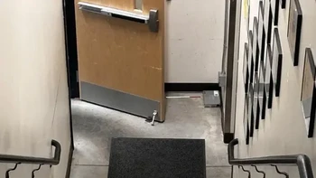 Ada yang mengira karpet tersebut layang? Foto: Reddit