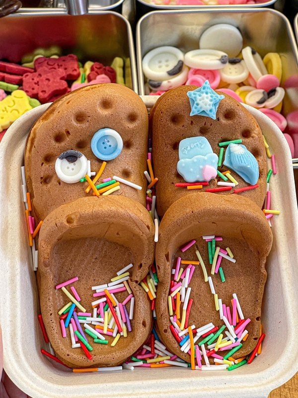 Gemas! Waffle Bentuk Sandal Crocs Sedang Tren di China