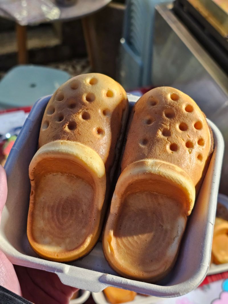 Gemas! Waffle Bentuk Sandal Crocs Sedang Tren di China