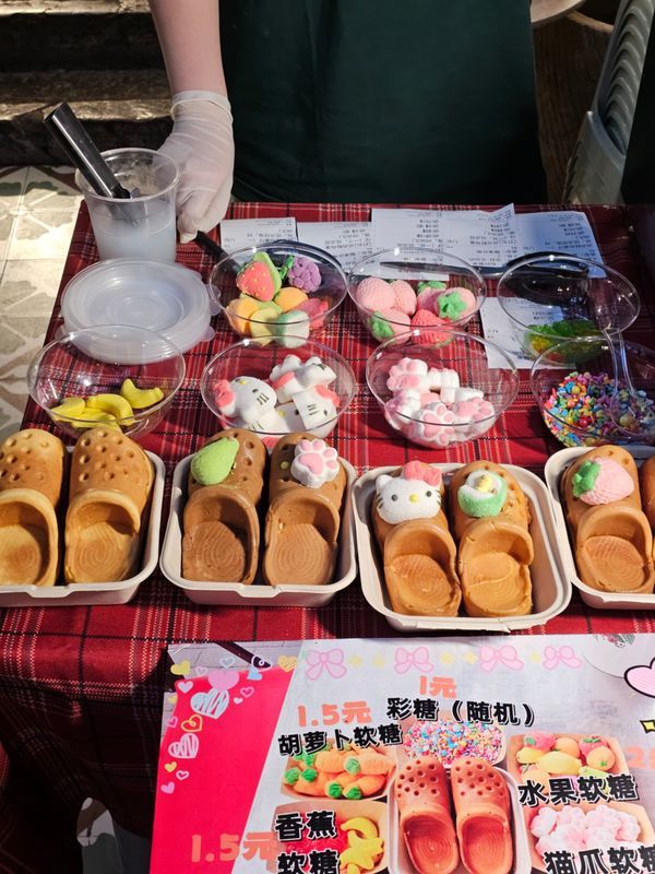 Gemas! Waffle Bentuk Sandal Crocs Sedang Tren di China