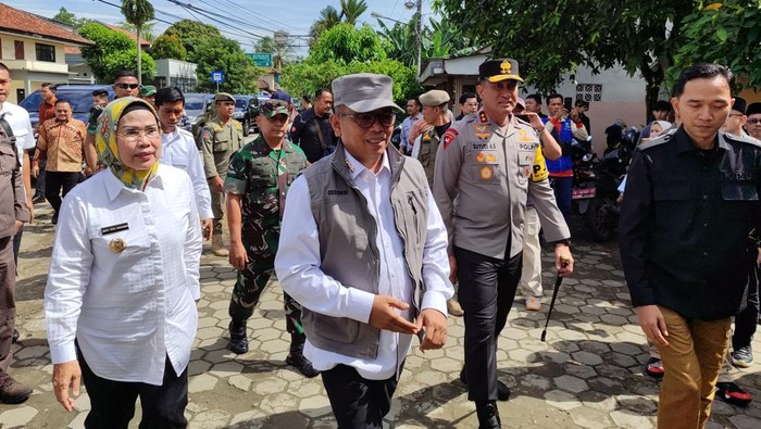 Gubernur Banten Andra Soni bersama rombongan mengecek beberapa Tempat Pemungutan Suara (TPS) yang melakukan PSU di Pilkada Kabupaten Serang.