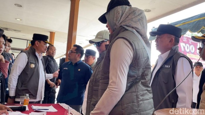 Gubernur Kalsel, Muhidin dan jajaran serta Ketua KPU RI, Mochammad Afiffudin saat meninjau langsung beberapa TPS