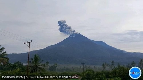 Gunung Lewotobi Laki-Laki kembali meletus pagi ini, Sabtu (19/4/2025).