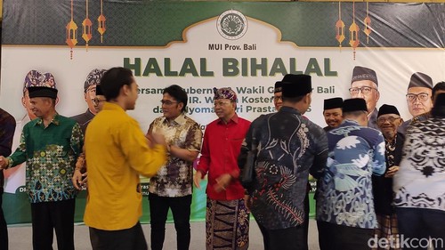 Gubernur Koster dan Wagub Giri Prasta menghadiri halal bihalal dengan MUI Bali dan ormas Islam lainnya di Denpasar, Sabtu (19/4/2025).