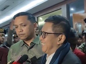 Tawa Hasto Belajar Jadi Terdakwa