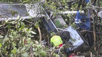 Vincenzo De Luca, kepala wilayah Campania di sekitar Naples, mengatakan kepada televisi publik RAI bahwa operasi penyelamatan terhambat oleh kabut dan angin kencang. AP/Soccorso Alpino