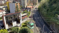 Menurut informasi awal, kabel traksi putus dan satu kereta gantung jatuh setelah kereta gantung yang naik dan turun berhenti saat melintasi Monte Faito, di kota Castellammare di Stabia. Sebanyak 16 penumpang dibantu keluar dari kabin yang berhenti di udara di dekat kaki gunung. Mereka dievakuasi satu per satu, menggunakan sabuk pengaman. AP/Salvatore Laporta